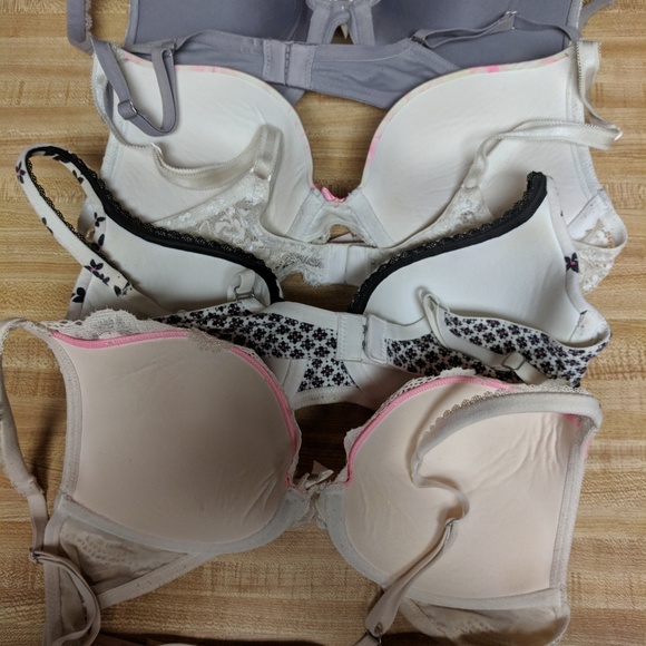 4 Victoria Secret bras. - Picture 5 of 7